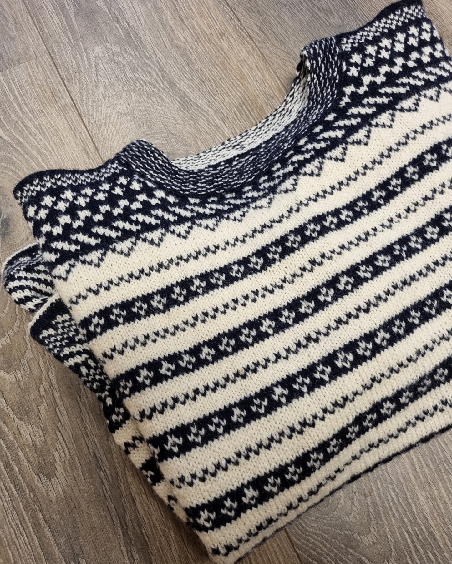 Trøyer fra Stadsbygd - Retro genser i Finull | Rauma Garn | Strikkepakke