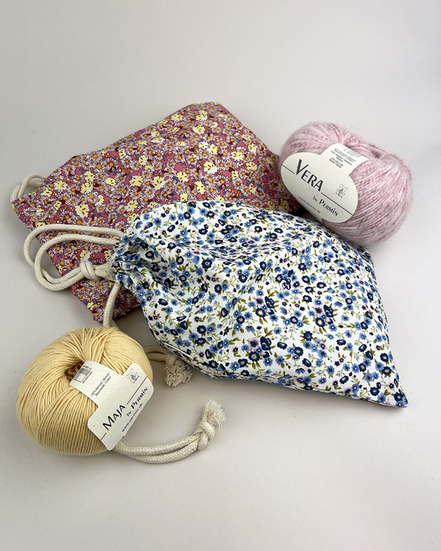 Liten strikkeveske i tøy | by Permin