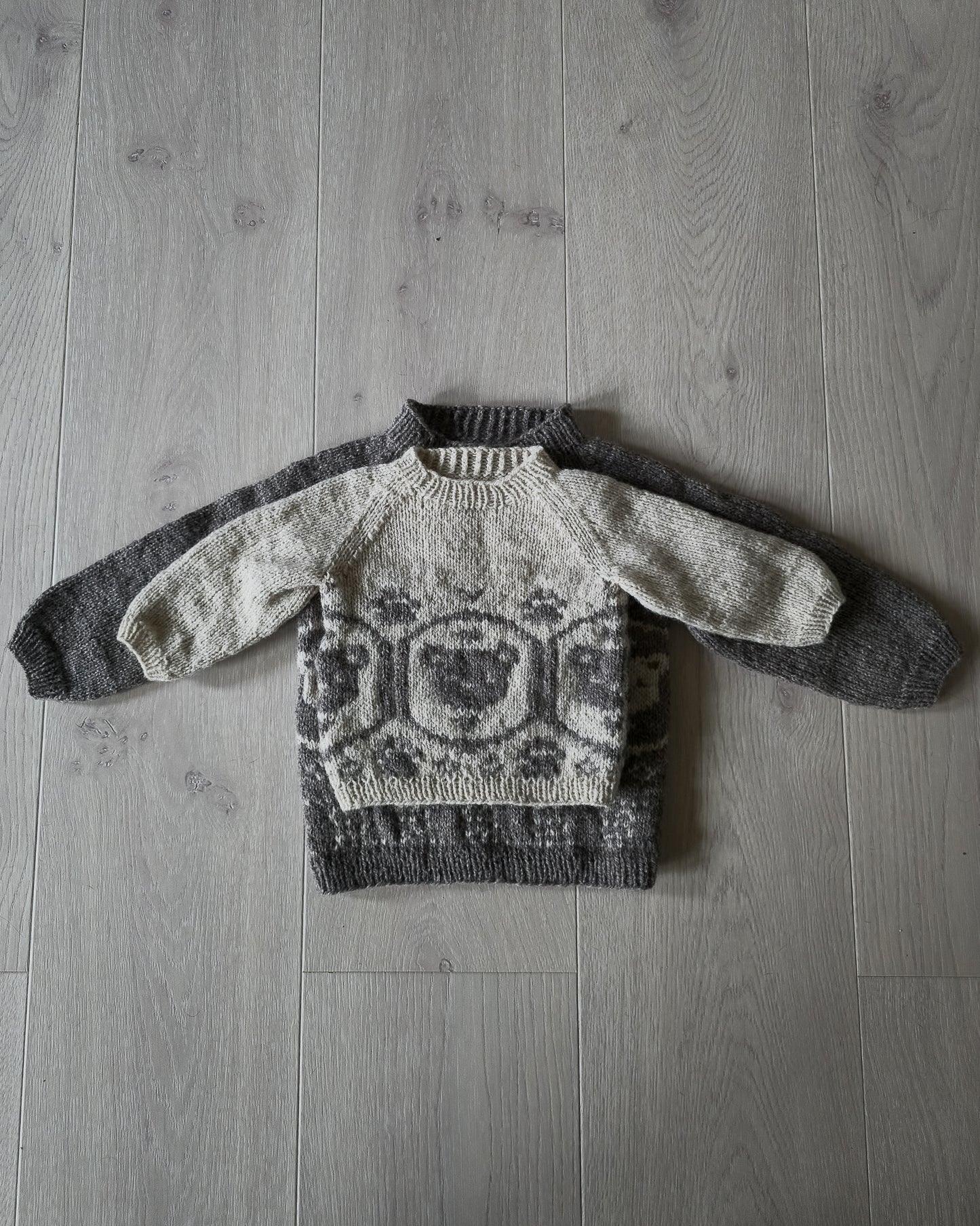 Bamsebjørn raglangenser til baby & barn | Ulltråd | Strikkepakke