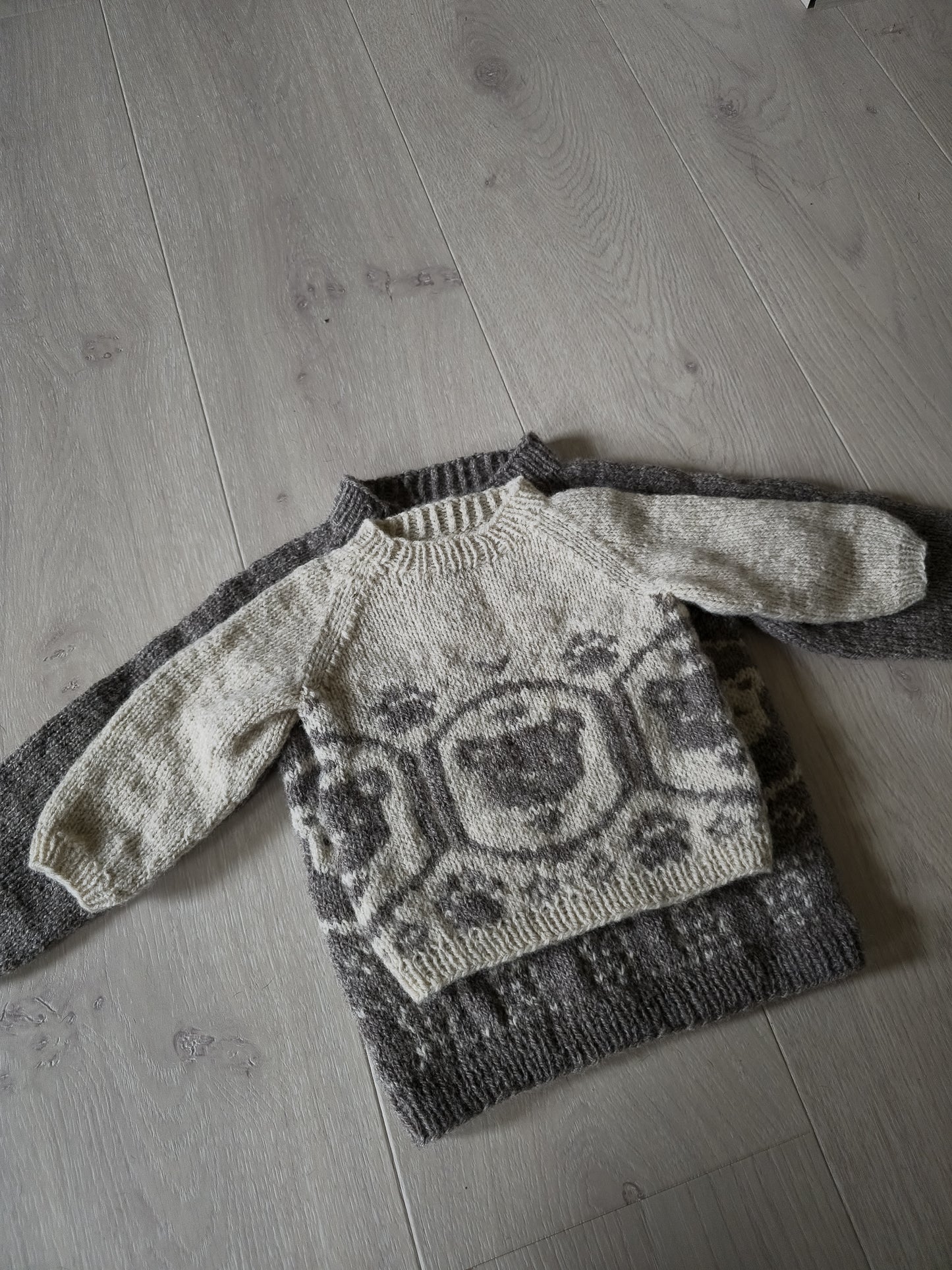 Bamsebjørn raglangenser til baby & barn | Ulltråd | Strikkepakke