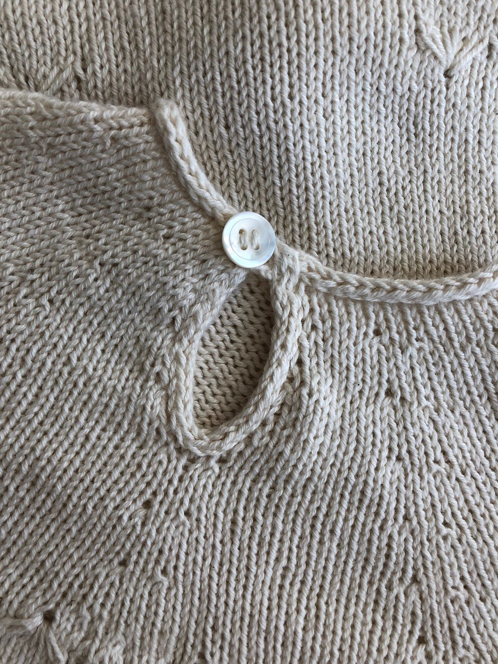 Ellens dåpskjole | Petiteknit | Strikkepakke