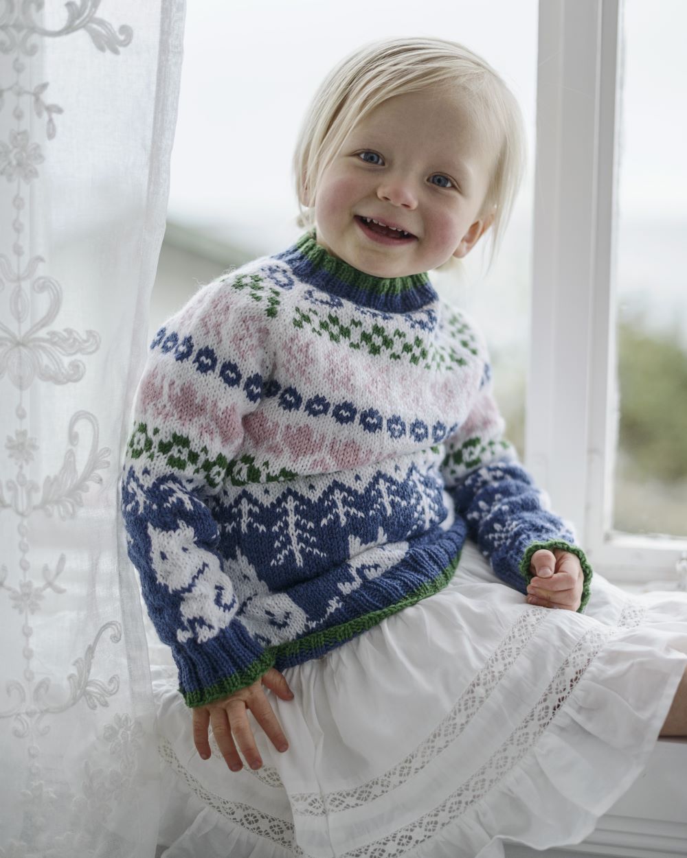 Mummitrollets eventyrgenser - barnegenser med rundøkning | Novita | Strikkepakke