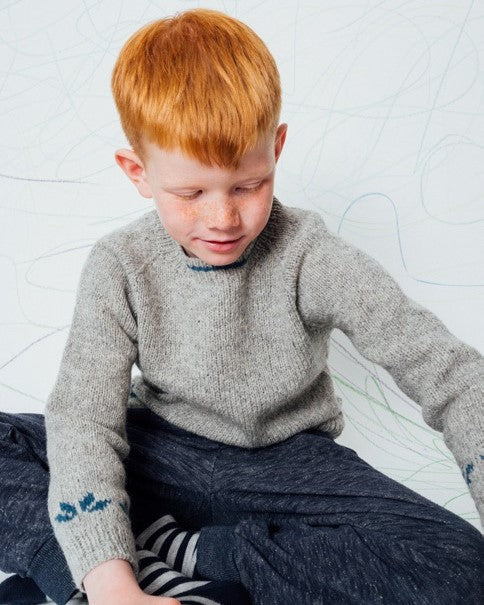 Enkel barnegenser med stjerner | Navia | Strikkepakke