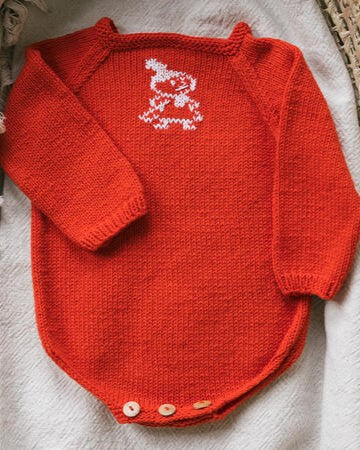 Body til baby, med mummi broderi | Novita | Strikkepakke