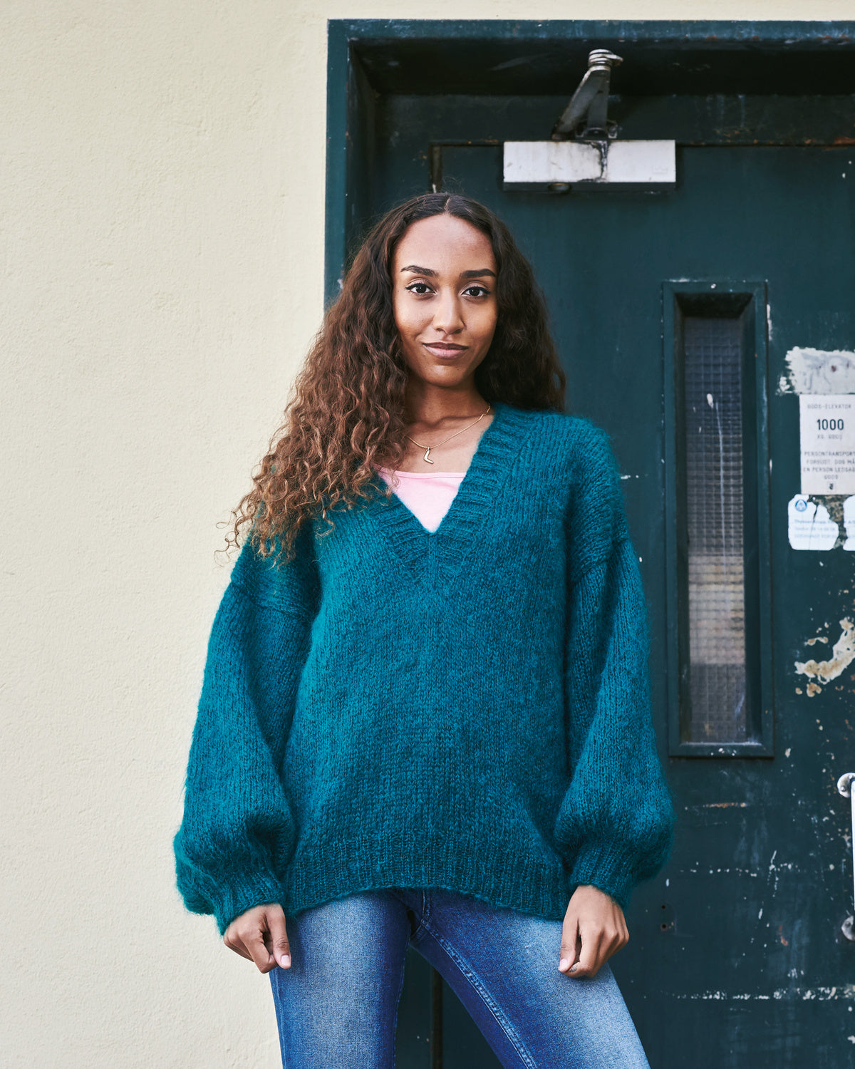 Oversized genser med v-hals. Art. 893237