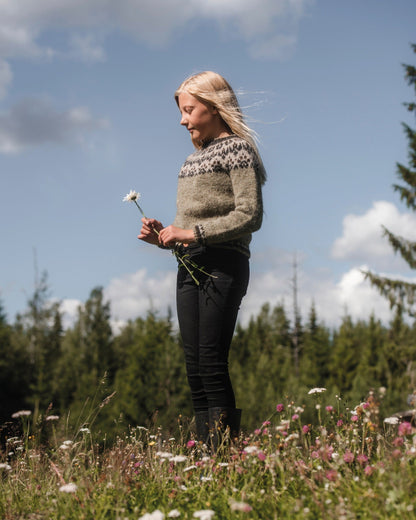 Slóðir barnegenser i lettlopi | Järbo | Strikkepakke