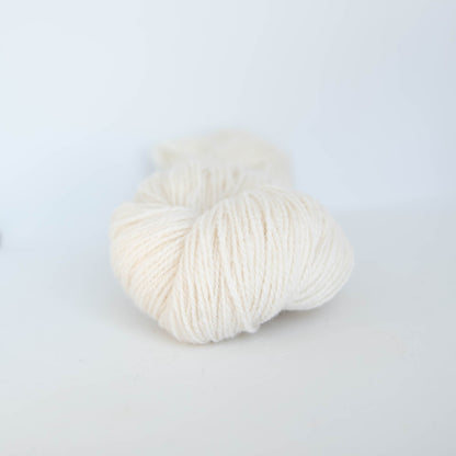 Hillesvåg Ask ullgarn – 100 % norsk ull – 100 g/≈315 m - utgående