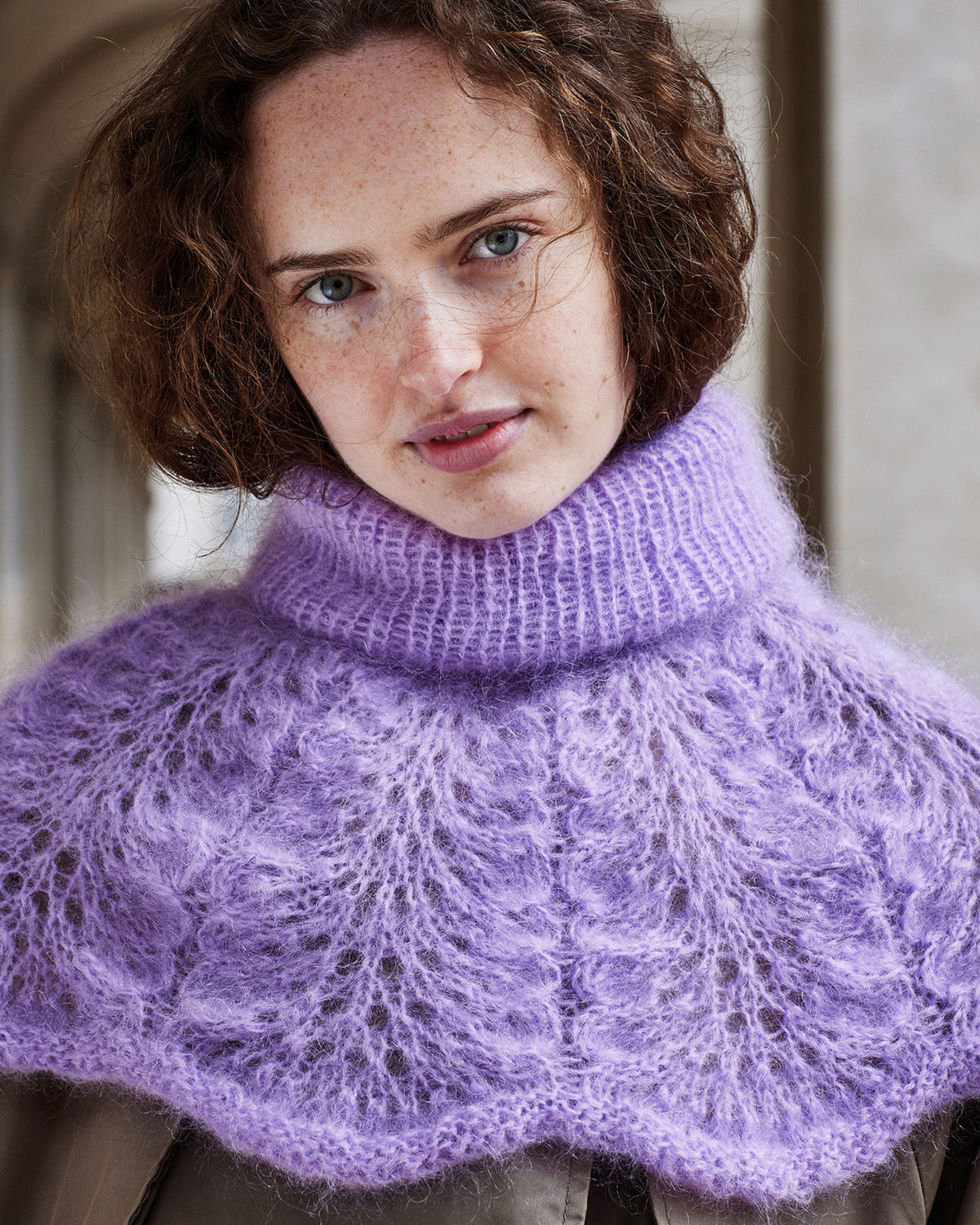 Poncho med blomstrete hullmønster | Permin | Strikkepakke