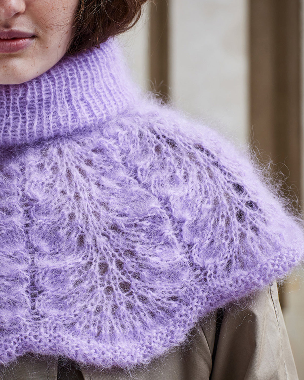 Poncho med blomstrete hullmønster | Permin | Strikkepakke