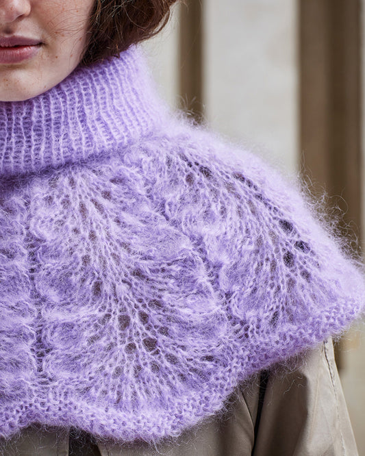 Poncho med blomstrete hullmønster | Permin | Strikkepakke