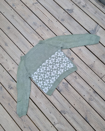 Baby Blomst genser i amira light | Ulltråd | Strikkepakke