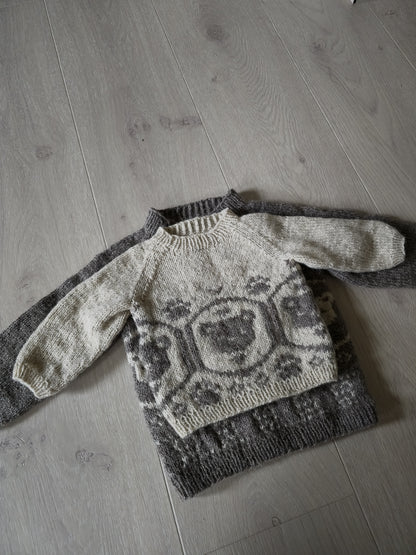 Bamsebjørn raglangenser til baby & barn (Berta) | Ulltråd | Strikkepakke