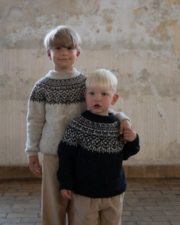 Efterår No 3 - barnegenser med rundt bærestykke | Hillesvåg x Augustins | Strikkepakke