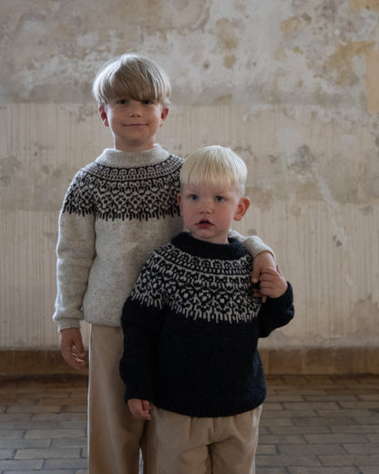 Efterår No 3 - barnegenser med rundt bærestykke | Hillesvåg x Augustins | Strikkepakke