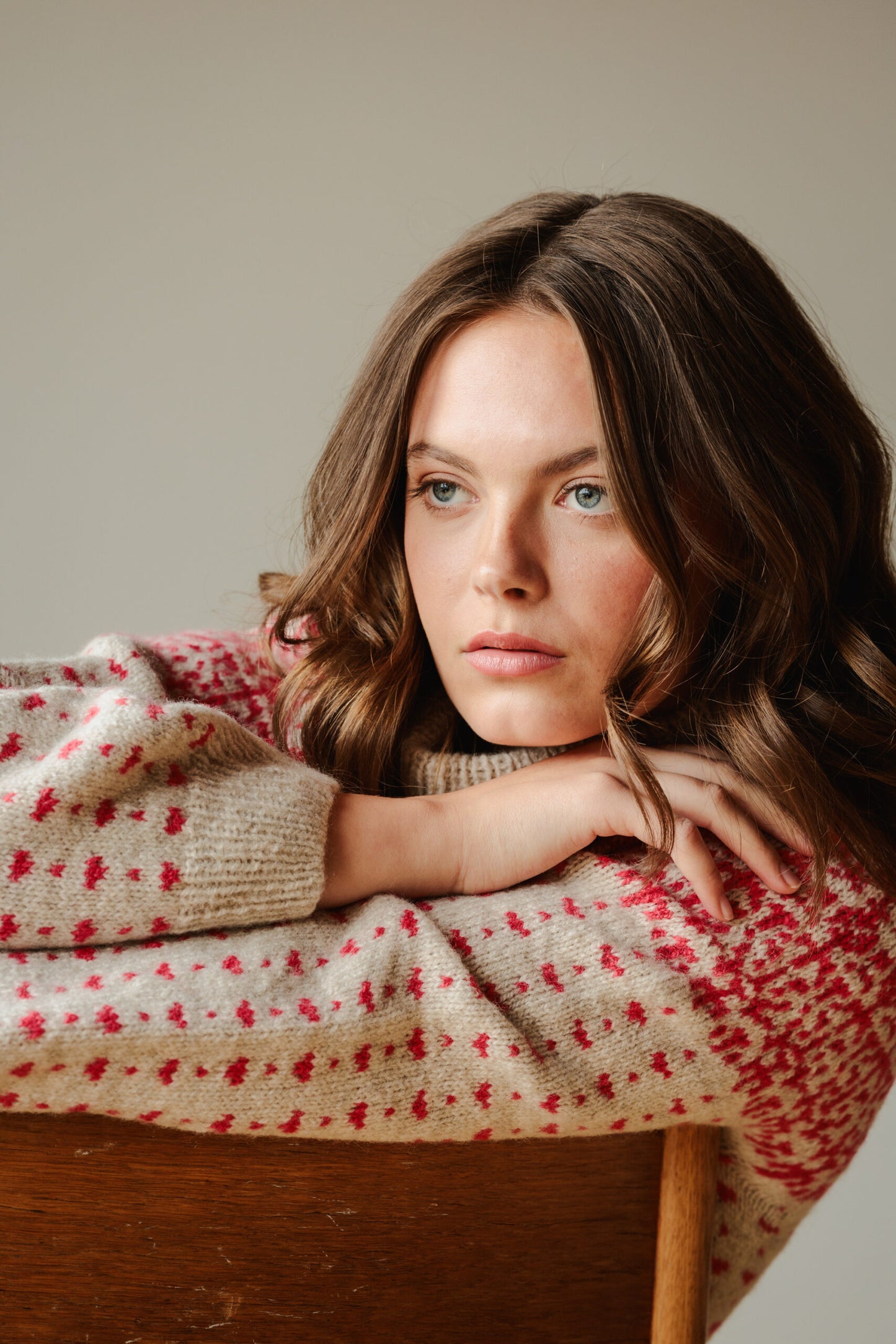 Efterår no 4 - mønstret unisex genser med rundfelling | Hillesvåg x Augustins | Strikkepakke