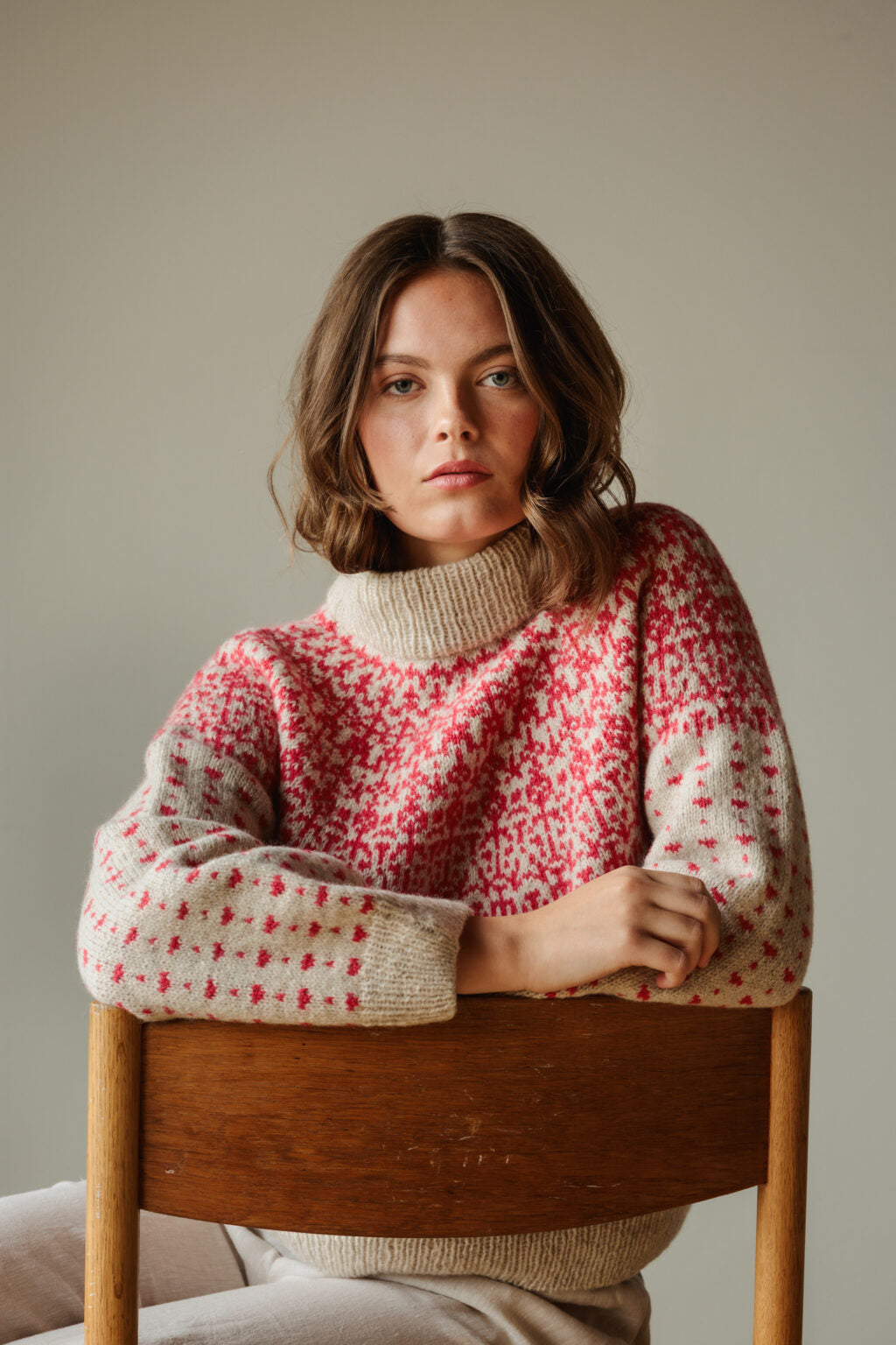 Efterår no 4 - mønstret unisex genser med rundfelling | Hillesvåg x Augustins | Strikkepakke