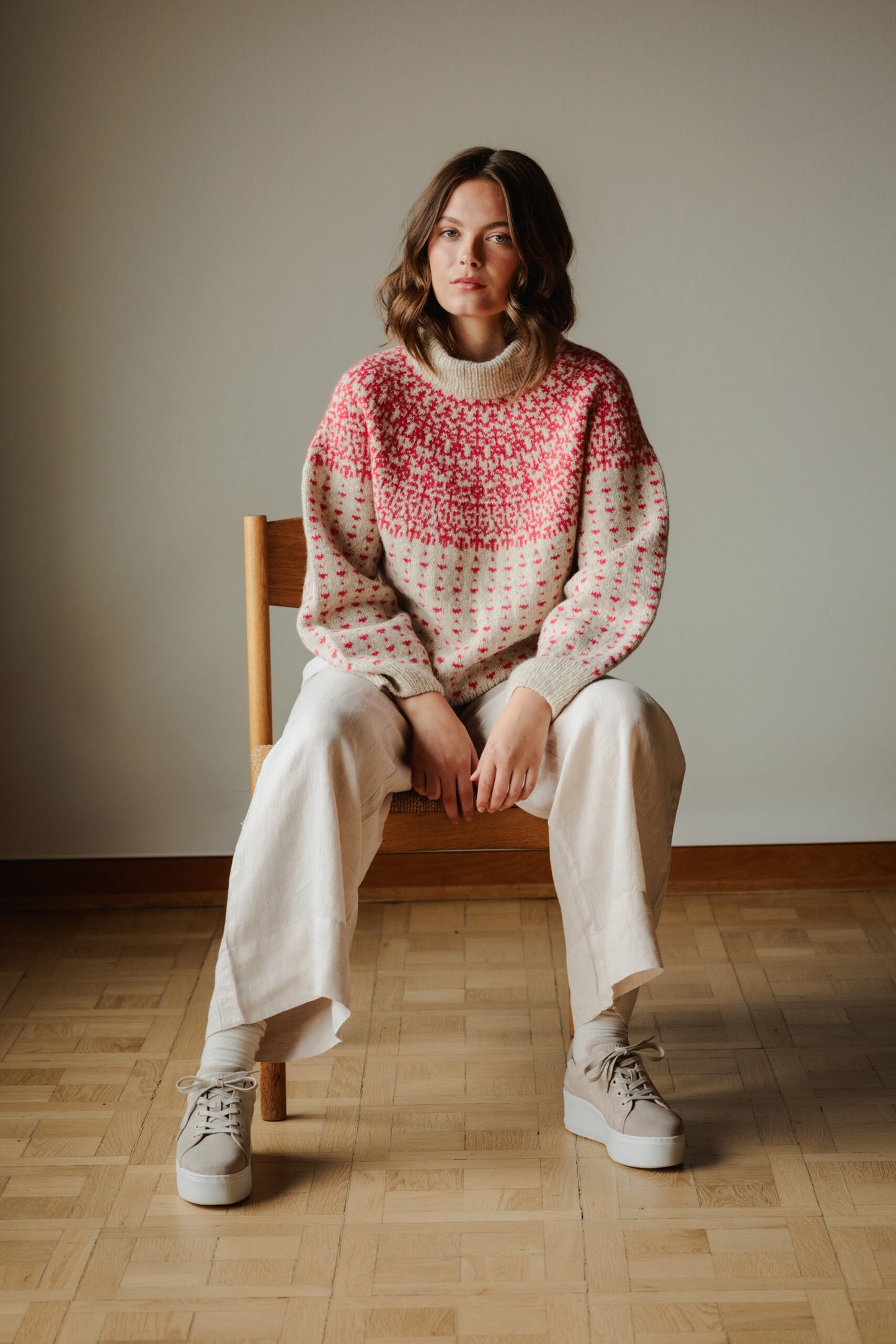 Efterår no 4 - mønstret unisex genser med rundfelling | Hillesvåg x Augustins | Strikkepakke