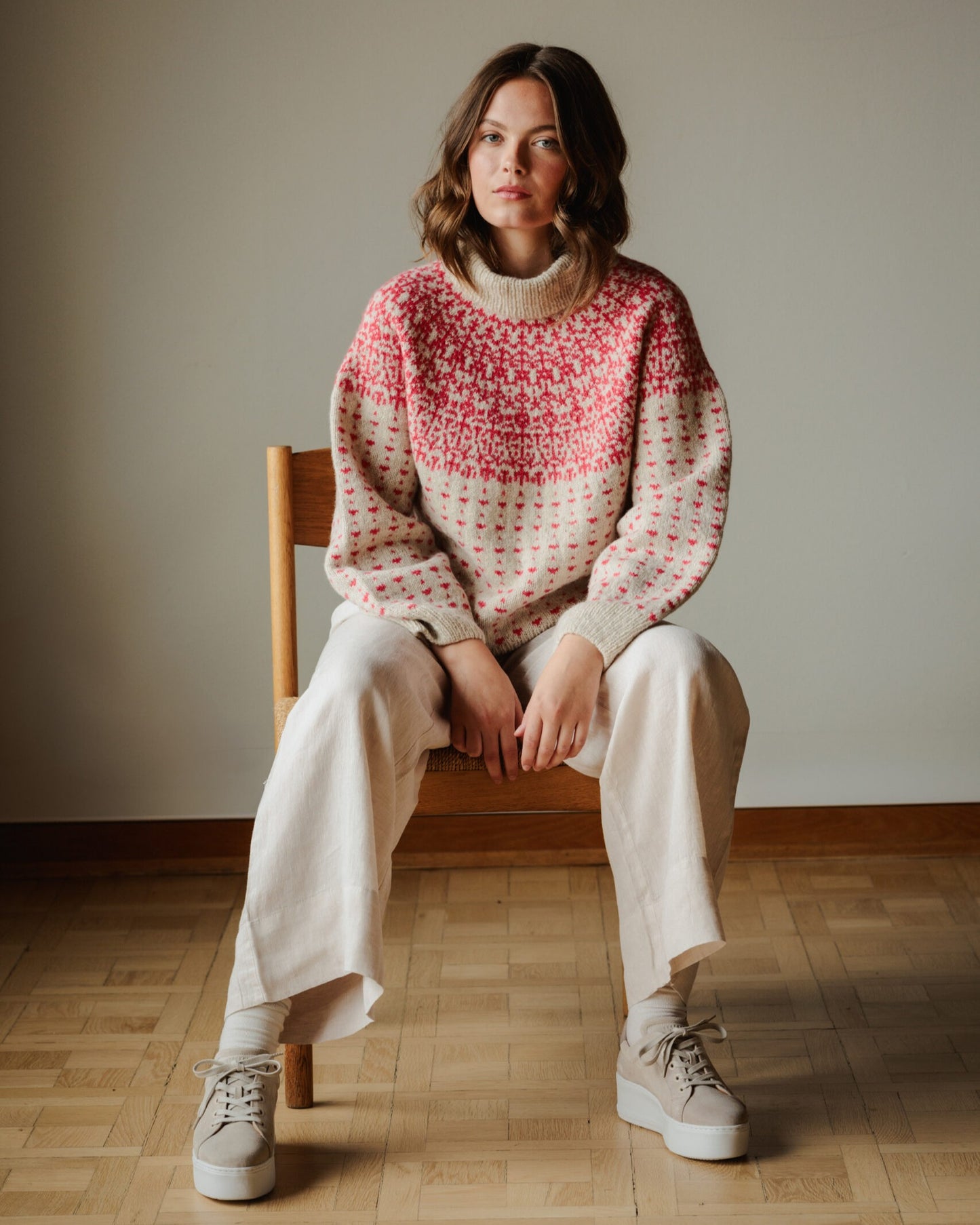 Efterår no 4 - mønstret unisex genser med rundfelling | Hillesvåg x Augustins | Strikkepakke