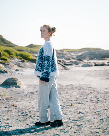 Florin - boxy blomster genser i bella | Ulltråd | Strikkepakke