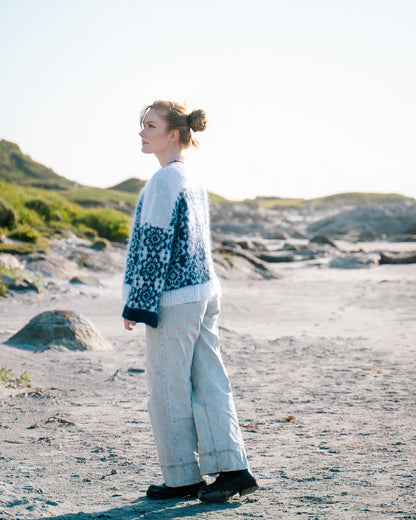 Florin - boxy blomster genser i bella | Ulltråd | Strikkepakke