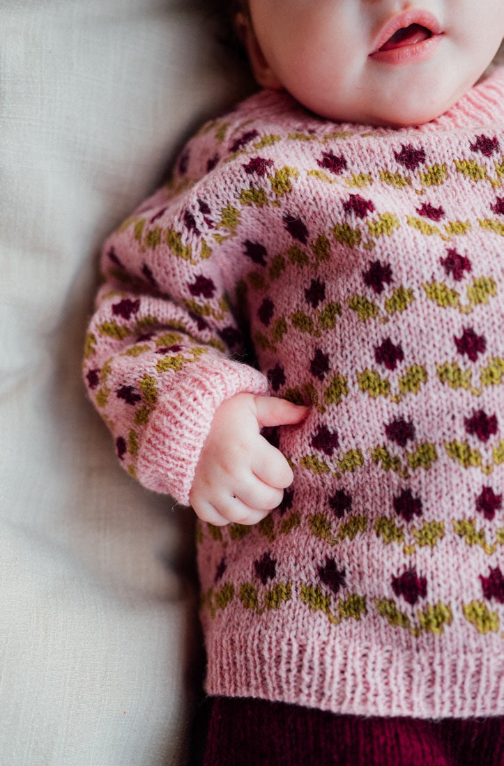 Lille blomst baby sett i uno | Navia | Strikkepakke