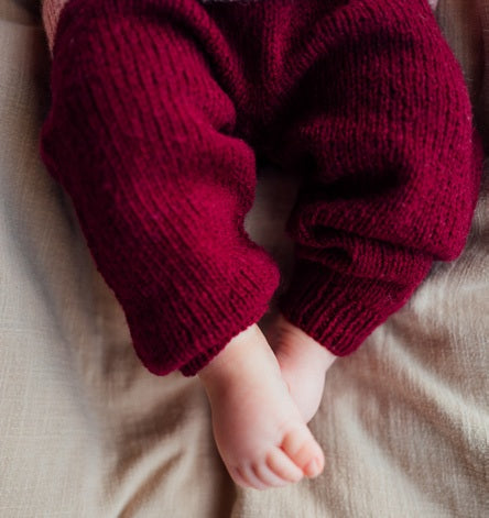 Lille blomst baby sett i uno | Navia | Strikkepakke
