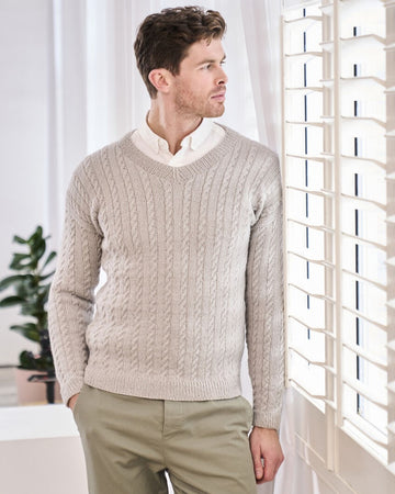 Pentney - ensfarget herregenser med fletter | Mode Rowan | Strikkepakke