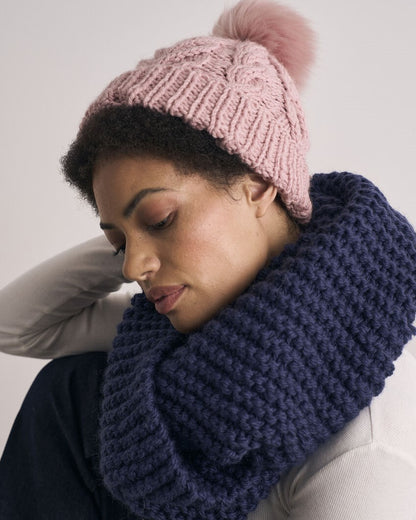 Lowestoft & Thorpeness lue og skjerf i chunky wool | Mode Rowan | Strikkepakke
