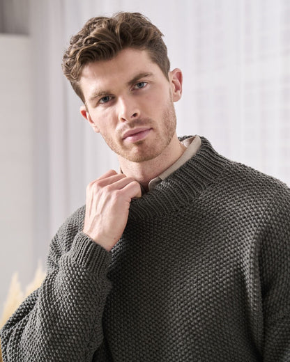Oulton - ensfarget herregenser i merino soft | Mode Rowan | Strikkepakke