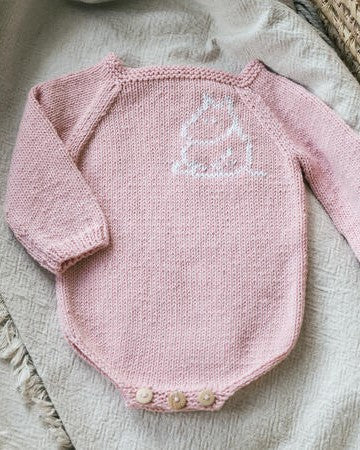 Body til baby, med mummi broderi | Novita | Strikkepakke