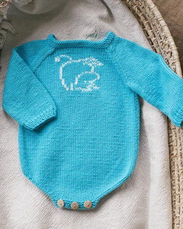 Body til baby, med mummi broderi | Novita | Strikkepakke
