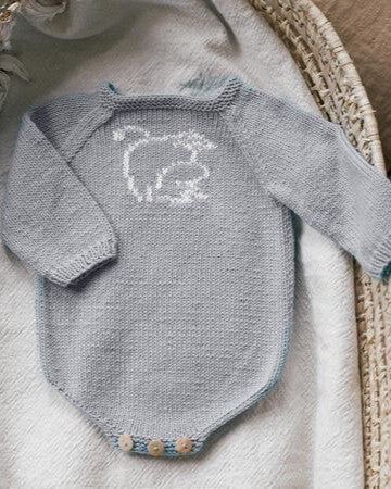 Body til baby, med mummi broderi | Novita | Strikkepakke