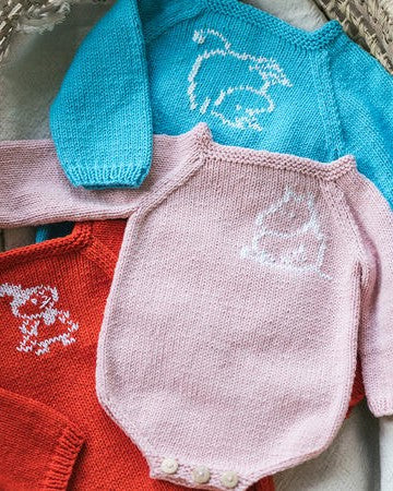 Body til baby, med mummi broderi | Novita | Strikkepakke