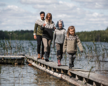 Slóðir barnegenser i lettlopi | Järbo | Strikkepakke