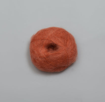 Rauma Plum – 70 % Super Kid Mohair / 30 % Polyamid – 25 g ≈ 250 m - utgående garn