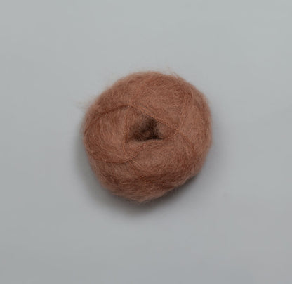 Rauma Plum – 70 % Super Kid Mohair / 30 % Polyamid – 25 g ≈ 250 m - utgående garn