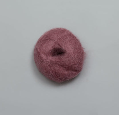 Rauma Plum – 70 % Super Kid Mohair / 30 % Polyamid – 25 g ≈ 250 m - utgående garn