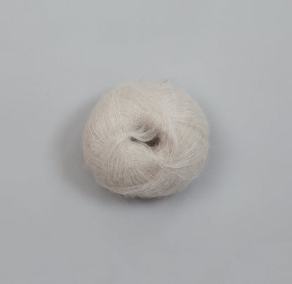 Rauma Plum – 70 % Super Kid Mohair / 30 % Polyamid – 25 g ≈ 250 m - utgående garn