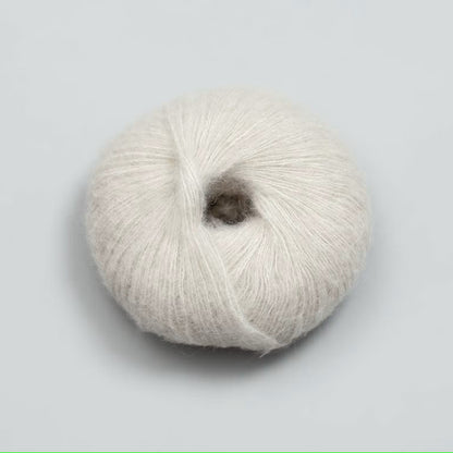 Rauma Alpaca Silk – 65 % babyalpakka, 25 % silke, 10 % ekstra fin merino – 25 g ≈ 200 m