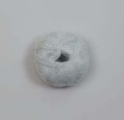 Rauma Plum – 70 % Super Kid Mohair / 30 % Polyamid – 25 g ≈ 250 m - utgående garn