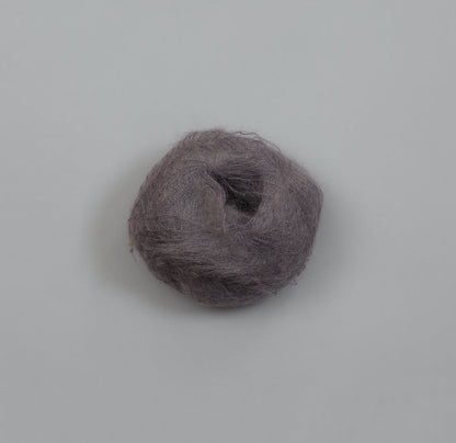 Rauma Plum – 70 % Super Kid Mohair / 30 % Polyamid – 25 g ≈ 250 m - utgående garn