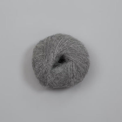 Rauma Alpaca Silk – 65 % babyalpakka, 25 % silke, 10 % ekstra fin merino – 25 g ≈ 200 m
