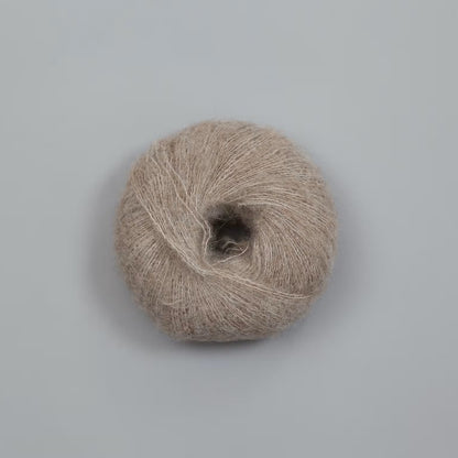 Rauma Alpaca Silk – 65 % babyalpakka, 25 % silke, 10 % ekstra fin merino – 25 g ≈ 200 m