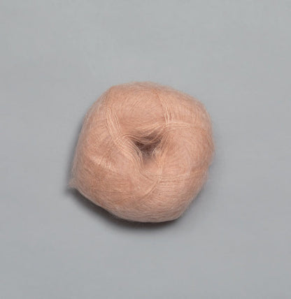 Rauma Plum – 70 % Super Kid Mohair / 30 % Polyamid – 25 g ≈ 250 m - utgående garn