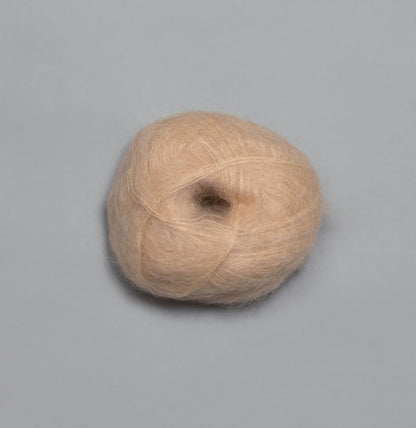 Rauma Plum – 70 % Super Kid Mohair / 30 % Polyamid – 25 g ≈ 250 m - utgående garn