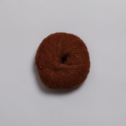 Rauma Alpaca Silk – 65 % babyalpakka, 25 % silke, 10 % ekstra fin merino – 25 g ≈ 200 m
