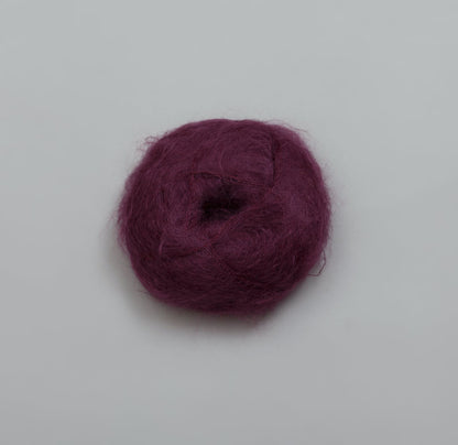 Rauma Plum – 70 % Super Kid Mohair / 30 % Polyamid – 25 g ≈ 250 m - utgående garn