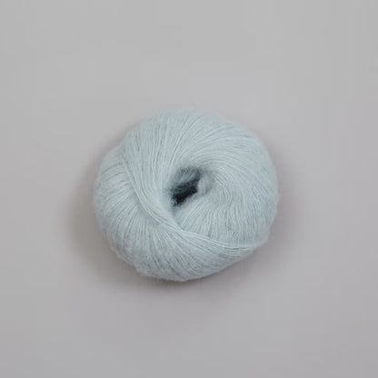 Rauma Alpaca Silk – 65 % babyalpakka, 25 % silke, 10 % ekstra fin merino – 25 g ≈ 200 m