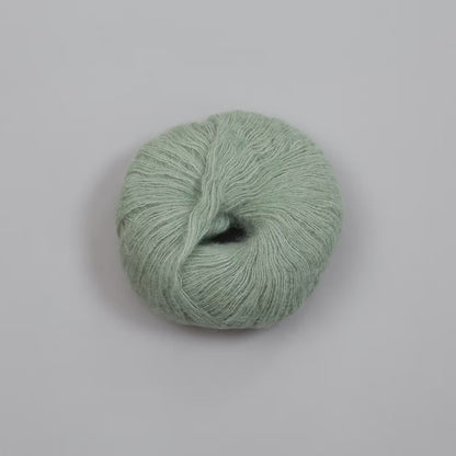 Rauma Alpaca Silk – 65 % babyalpakka, 25 % silke, 10 % ekstra fin merino – 25 g ≈ 200 m