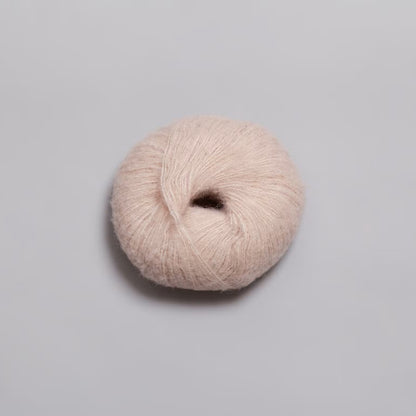 Rauma Alpaca Silk – 65 % babyalpakka, 25 % silke, 10 % ekstra fin merino – 25 g ≈ 200 m